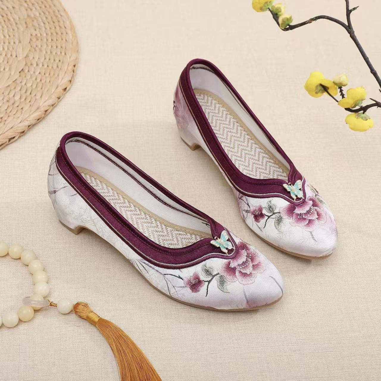 Embroidery Fabric - Woman Low Heel Embroidered Cheongsam Shoes